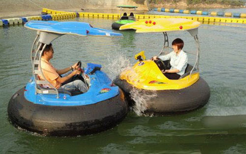 Laser and water gun bumper boats for pool